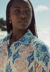Next MINI BRODERIE SHORT SLEEVE TIE WAIST - Tričkové šaty - pink and teal blue vintage floral print