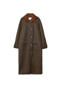 Long manteau marron foncé avec de grandes poches avant, fermeture à boutons, et col en velours côtelé marron contrastant ainsi que des pattes de manchette.