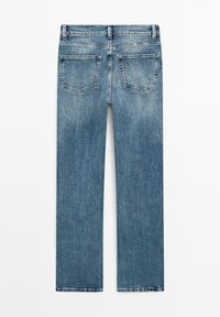 Jean en denim bleu foncé avec coupe droite, comprenant deux poches arrière et une légère décoloration sur les cuisses. Couture visible le long des coutures.