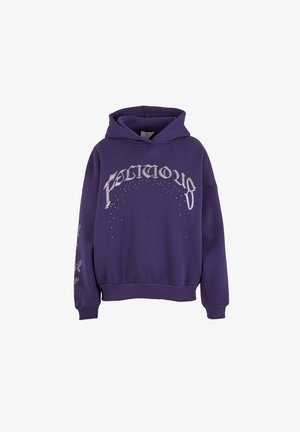 Lila Kapuzenpullover mit einem Frontprint in silberner Schrift, geripptem Saum und Bündchen. Die Seitenärmel besitzen dekorative Muster.