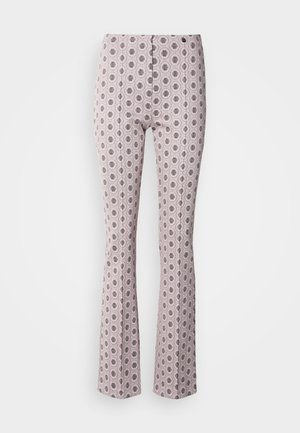 Uitlopende broek van lichtroze stof met een ingewikkeld cirkelpatroon in zwart. Gestructureerd ontwerp met een hoge tailleband en subtiele stikdetails.