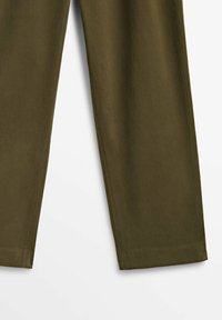 Pantalon vert olive à coupe droite, présenté de la hauteur du genou jusqu'en bas, sur un fond blanc uni.