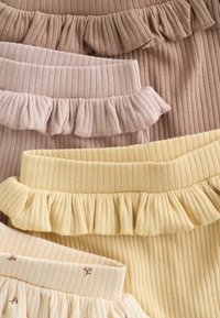 Tissu côtelé dans des nuances de rose et de jaune avec des volants superposés ; comporte un léger motif floral. Apparence texturée et douce avec des largeurs variées.