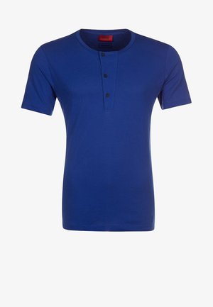 Blauwe T-shirt met korte mouwen van katoen, met een ronde hals en drie knopen, en een relaxte pasvorm. Gladde textuur, geen patronen.