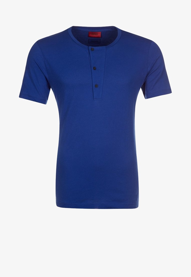 T-shirt bleu à manches courtes en coton, avec un col rond agrémenté de trois boutons et une coupe décontractée. Texture lisse, sans motifs.