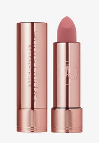 Rosenvergoldeter Lippenstiftetui mit prägtem Text. Die Lippenstiftmine hat einen sanften Rosaton mit einer abgerundeten Spitze und einem strukturierten Unterteil.