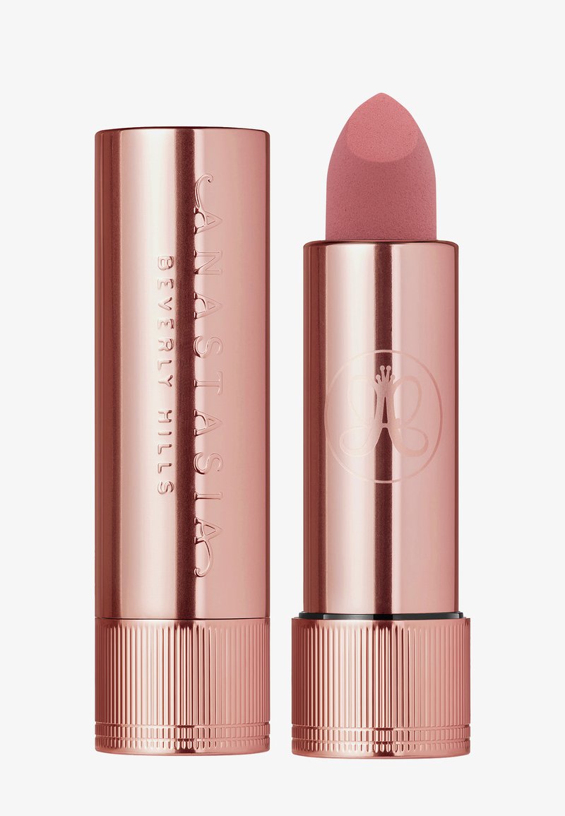 Rosenvergoldeter Lippenstiftetui mit prägtem Text. Die Lippenstiftmine hat einen sanften Rosaton mit einer abgerundeten Spitze und einem strukturierten Unterteil.