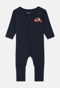 Navy plavi jednodijelni kombinezon od mekanog pamuka. Ima duge rukave, prednji patentni zatvarač i grafiku vatrogasnog kamiona na prsima.