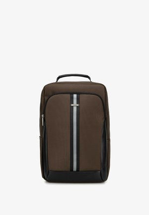 Brauner Stoffrucksack mit vertikalem grauen Streifen, glatten schwarzen Akzenten, oberem Griff und reißverschlussgeeigneten Fächern. Verfügt über eine strukturierte Form.