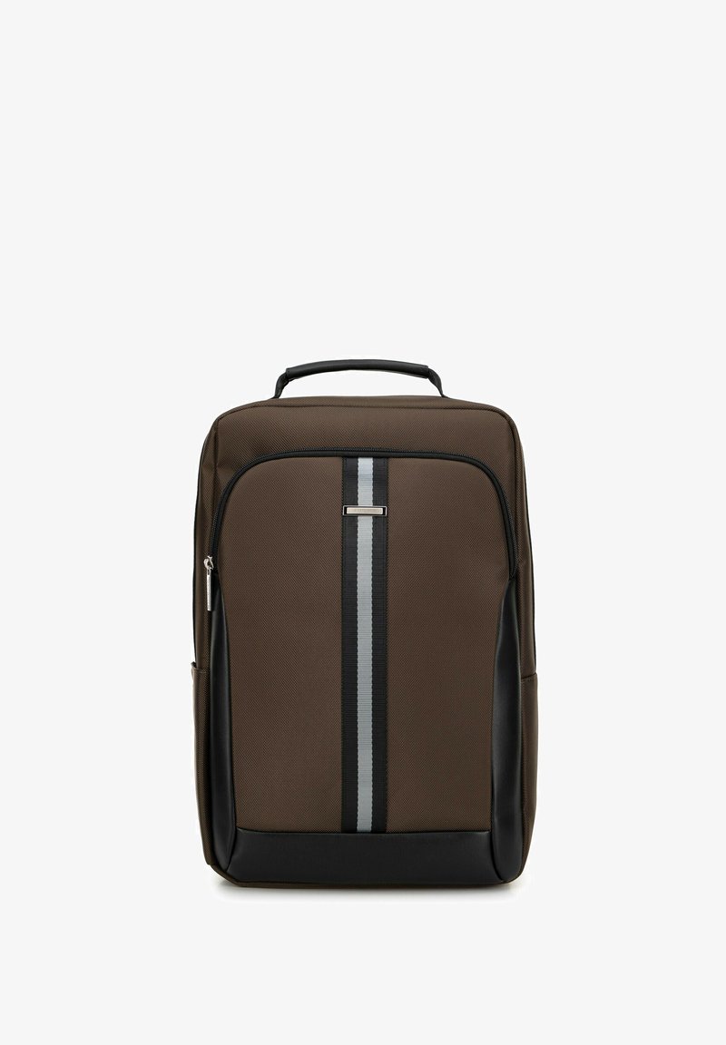 Brązowy plecak z tkaniny z pionowym szarym paskiem, gładkimi czarnymi akcentami, górną rączką i zamykanymi na zamek komorami. Charakteryzuje się usztywnionym kształtem.