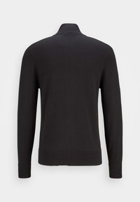 Suéter de punto negro con cuello y puños acanalados, de textura suave y diseño ajustado, visto desde la parte posterior.