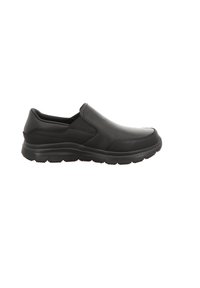 Zapato negro de cuero tipo slip-on con puntera redondeada, paneles laterales elásticos y cuello acolchado. Suela de goma texturizada para agarre y estabilidad.