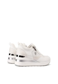 Sneakers bianchi con una combinazione di pelle liscia e suede. Presentano un tacco a zeppa argento, chiusura con zip e dettagli laterali perforati.