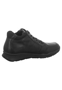 Chaussure de sport noire avec un dessus en cuir lisse, un col rembourré et une semelle extérieure en caoutchouc durable. Dispose de six œillets et d'un système de laçage.