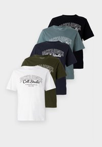 Viis T-särki näidatakse: valge, tumeroheline, teel, tumesinine ja must. Igal särgil on kontrastsetes värvides tekst "JACK&JONES Coll. Studio".