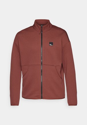 Veste zippée marron à texture avec un col haut, des poches avant et une écusson, présentant un design matelassé.