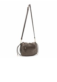 Grau Wildleder Schultertasche mit gerafftem Design, verstellbarem Riemen, goldenen Beschlägen und einer Reißverschlusstasche auf der Vorderseite.