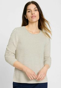 Langarm-Pullover in hellem Beige mit einem strukturierten horizontalen Streifenmuster. Rundhalsausschnitt, weiches Strickmaterial, lässige Passform.