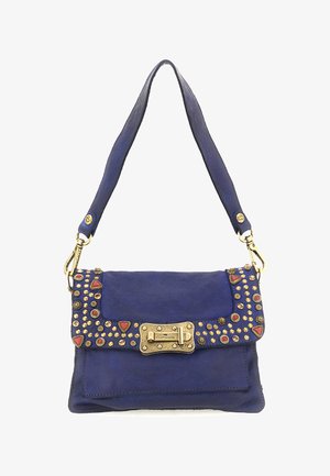 Borsa a spalla in pelle blu con borchie dorate, dettagli in pietra rossa e una chiusura dorata incisa con "Campomaggi".