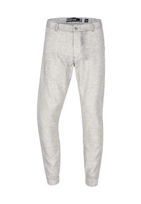 Pantalones jogger de color gris claro, confeccionados con un tejido texturizado, con una cintura elástica y puños, presentan un cierre frontal con botón y cremallera.