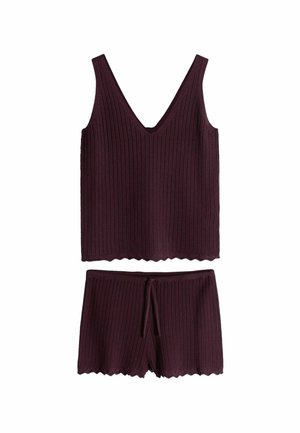 Dunkellila geripptes Strick-Ärmelloses V-Ausschnitt-Top und passende Shorts mit Kordelzug und gewellten Rändern auf weißem Hintergrund.