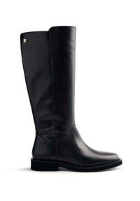 Bota de cuero negra hasta la rodilla con un acabado suave, detalles de costura sutiles y una suela de textura baja. Presenta un pequeño acento dorado cerca de la parte superior.