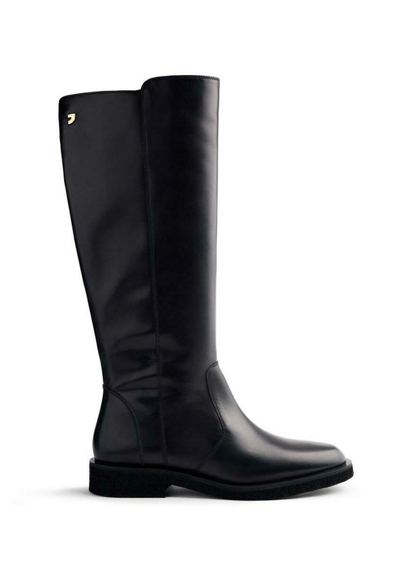 Bota de cuero negra hasta la rodilla con un acabado suave, detalles de costura sutiles y una suela de textura baja. Presenta un pequeño acento dorado cerca de la parte superior.