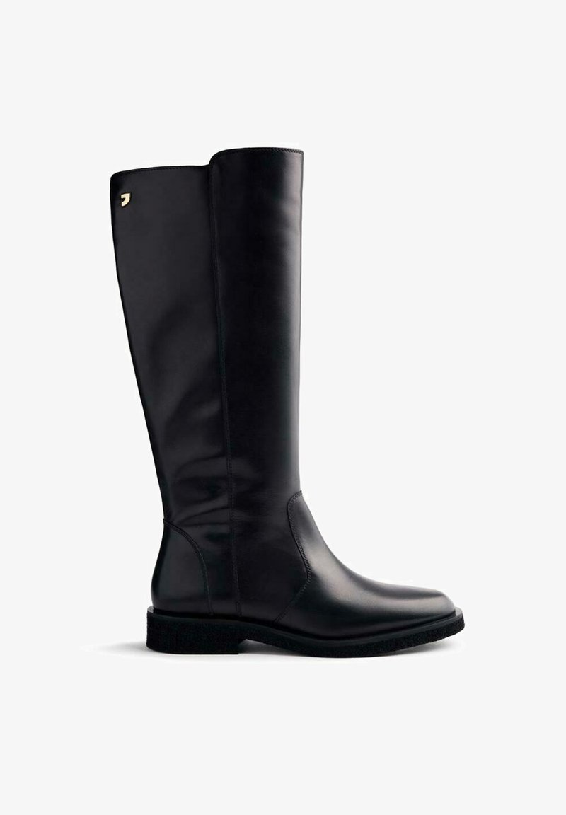 Bota de cuero negra hasta la rodilla con un acabado suave, detalles de costura sutiles y una suela de textura baja. Presenta un pequeño acento dorado cerca de la parte superior.