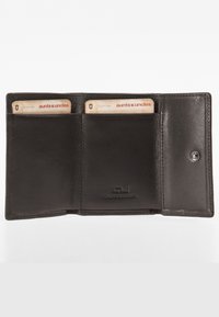 Zwarte leren portemonnee met kaartslots en een drukknoopsluiting. Voorzien van een opgedrukte merknaam en een gladde textuur. Compact ontwerp voor gemakkelijke opslag.