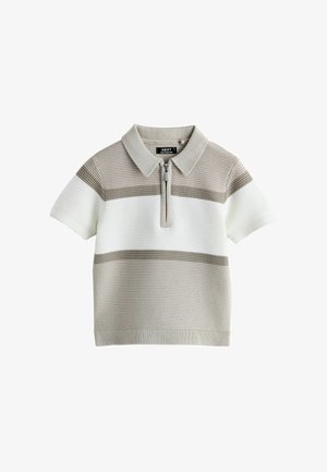 Lühikese varrukaga polo-särk helehallis ja valges, millel on tõmblukuga krae ning horisontaalsed triibud erineva laiuse ja tekstuuriga.