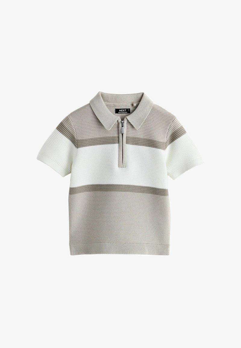 Īsroku polo krekls gaiši pelēkā un baltā krāsā ar rāvējslēdzēju apkaklē un horizontālām svītrām dažādos platumos un faktūrās.