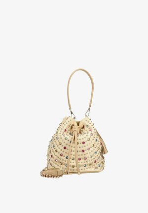 Sac seau beige à cordon avec ornements de pierres colorées, poignée supérieure et bandoulière chaîne amovible.