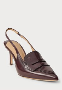 Bordová lakovaná slingback lodička s špicatou špičkou, s detailom mašle a embosovaným logom, posadená na tenkom podpätku.