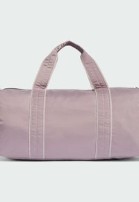 Bolsa de viaje color púrpura claro con dos asas resistentes, hecha de tela suave, presenta costuras en contraste y cierre superior con cremallera.
