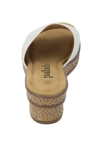 Sandal in sintetico bianco con una piattaforma beige testurizzata, caratterizzato da una soletta imbottita e accenti cuciti. Nome del marchio "palado" visibile.