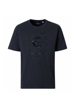 Sort t-shirt med korte ærmer og rund hals med et blankt, præget Casamoda-logo og tekst centreret foran.