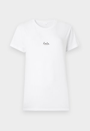 Hvit bomulls-t-skjorte med korte ermer og rund hals. Har en liten, svart "lala berlin"-logo på brystet. Glatt tekstur.