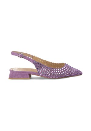 Fioletowe zamszowe buty na obcasie typu slingback z szpiczastym noskiem, falbaniastymi krawędziami i ozdobami z przezroczystych cyrkonii. Posiadają mały obcas w kształcie bloku.