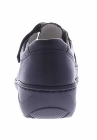 Zwarte leren schoen met een ronde neus en een lage, gestructureerde zool. Voorzien van een klittenbandsluiting voor eenvoudig vastmaken en een gevoerde kraag.