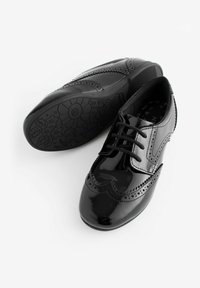 Zwarte gepoetste leren veterschoenen met brogue-details, voorzien van een glad oppervlak en een zool met bloemenpatroon. Klassiek ontwerp en vorm.