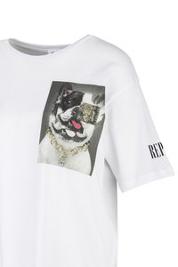 Weißes T-Shirt mit Druck eines schwarz-weißen Hundes, der eine goldene Kette trägt, einem Auge, das von einem goldmusterierten Pflaster verdeckt ist, und dem Text "REP" auf dem Ärmel.