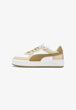 Baskets basses avec des panneaux en cuir beige et blanc, des lacets assortis beige, et une semelle épaisse blanche avec une semelle extérieure texturée beige.