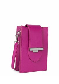 Borsa in pelle rosa acceso con una forma strutturata, dotata di una pattina frontale con hardware metallico e una tracolla removibile. Texture liscia in tutto l'articolo.