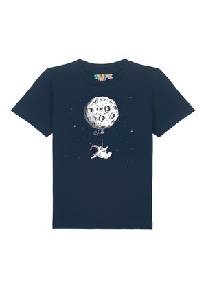 Marineblaue Baumwoll-T-Shirt mit einem Astronauten, der einen ballonförmigen Mond hält, vor einem sternenklaren Hintergrund in Weiß- und Grautönen.