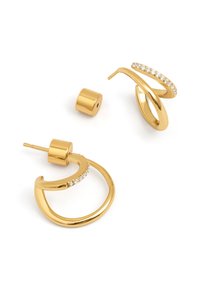 Zwei goldene Creolen mit eingearbeiteten kleinen klaren Steinen, auf einem weißen Hintergrund mit ihren goldenen Rückseiten gezeigt.