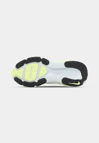 Nike Performance VOMERO 18 - Tenisice za cestovno trčanje - summit white/black/barely volt/light silver/metallic silver