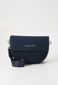 Mörkblå Valentino axelväska i halvmåneform med klaffstängning och avtagbar bred rem med Valentino-logga.