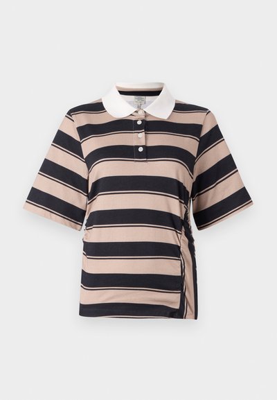 Kortärmad pikétröja i ljusbeige med mörkblå ränder, med vit krage, treknappslås och indragna sidodetaljer.