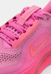 Nike Pegasus Sneaker in verschiedenen Rosatönen, ausgestattet mit Mesh-Material, strukturierten Akzenten und einem auffälligen Swoosh-Logo in einer dunkleren Nuance.