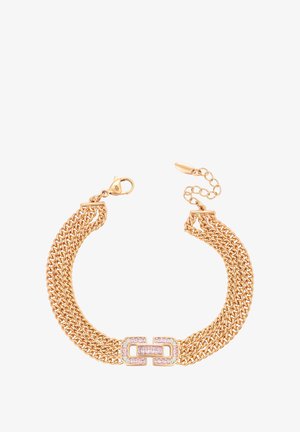 Gouden armband met meerdere verbonden kettingen, versierd met een sluiting en een middelpunt van rechthoekige stenen in roze accenten.